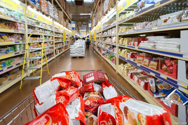 超市貨架擺放過(guò)期食品是否構(gòu)成銷售過(guò)期食品行為