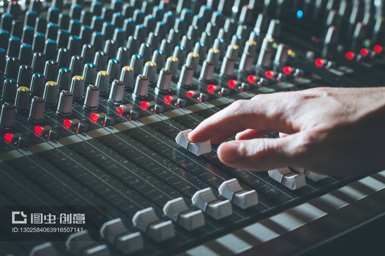 錄音室調(diào)音臺:專業(yè)音樂制作