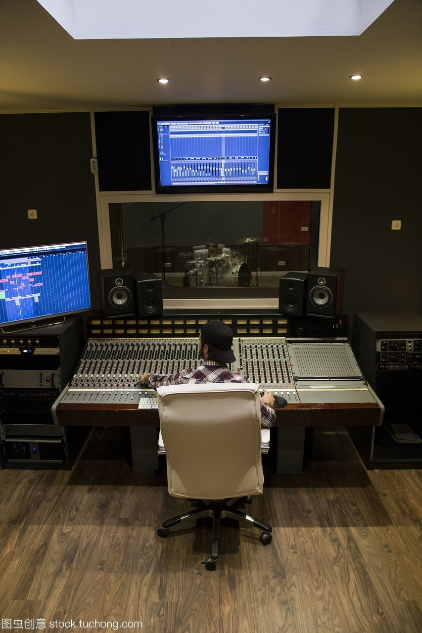 在錄音棚控制室工作的人
